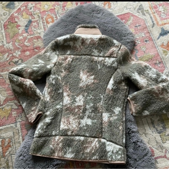 Patagonia Fleece Jacket in Green and Tan - Picture 2 of 7